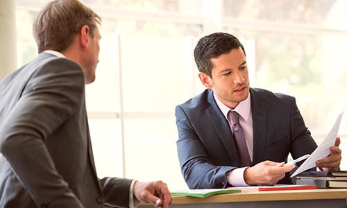 Mann im Anzug am Erklären